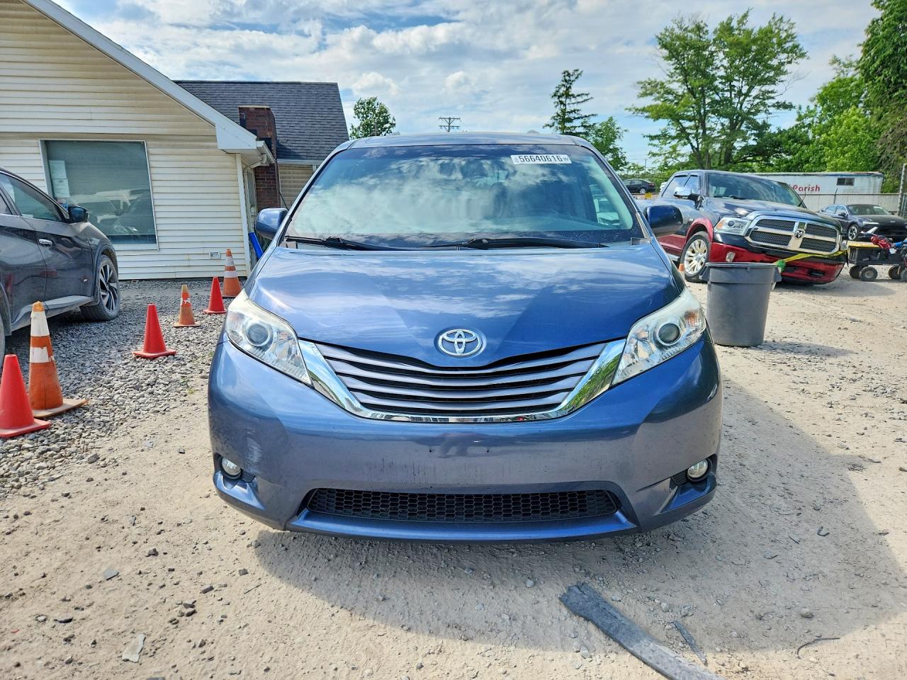 Toyota SIENNA XLE PREMIUM